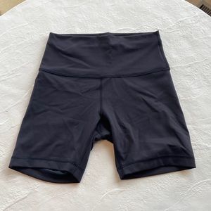 Lululemon Wunder Train high rise short 6 in inseam. Size 6.